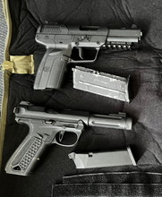 Afbeelding van 2 pistols AAP + Cybergun Five Seven met laders