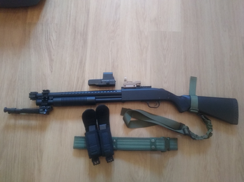 Afbeelding 2 van (Leuven, BE) AGM MP300A hopup spring shotgun + 3x 15rds mag + verschillende ris rails + bipod + 2x dummy red dots + 2 to 1 point sling + sling mount + riem met mag pouches