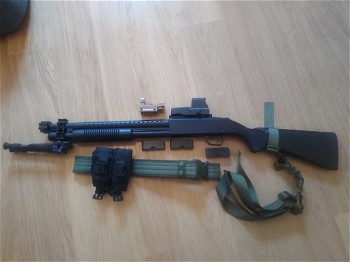 Image 3 for (Leuven, BE) AGM MP300A hopup spring shotgun + 3x 15rds mag + verschillende ris rails + bipod + 2x dummy red dots + 2 to 1 point sling + sling mount + riem met mag pouches
