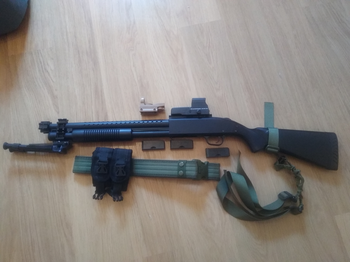 Imagen 3 de (Leuven, BE) AGM MP300A hopup spring shotgun + 3x 15rds mag + verschillende ris rails + bipod + 2x dummy red dots + 2 to 1 point sling + sling mount + riem met mag pouches