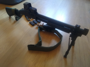 Afbeelding 4 van (Leuven, BE) AGM MP300A hopup spring shotgun + 3x 15rds mag + verschillende ris rails + bipod + 2x dummy red dots + 2 to 1 point sling + sling mount + riem met mag pouches