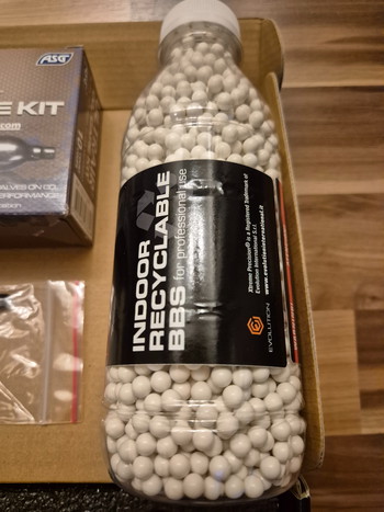 Afbeelding 3 van KLI Hi-Capa 5.1 Baba Yaga / John Wick - CO2 Blowback inkl. BB's & CO2 Care Kit