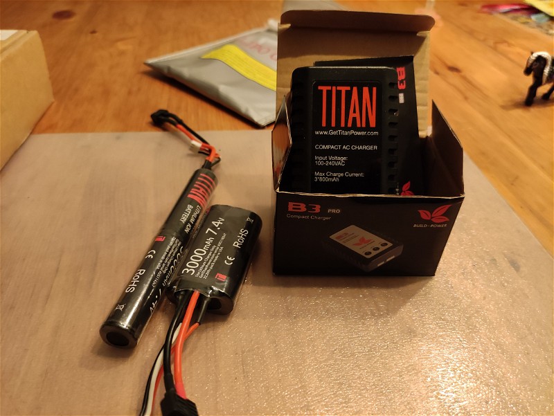 Afbeelding 1 van Titan power batterijen + lader