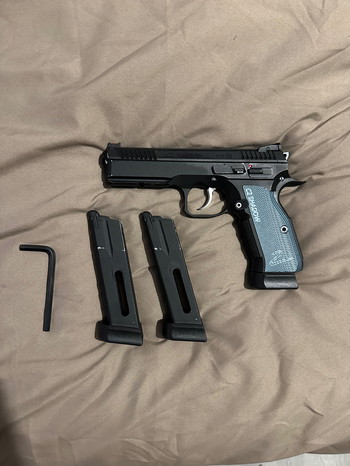 Afbeelding 2 van CZ shadow 2 + 2 mags