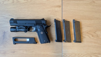 Imagen para KJ KP-07 1911 MEU CO2 & GAZ + new Surefire x300 + 4 magazines