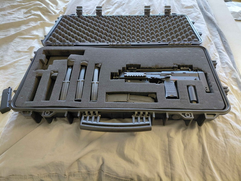 Imagen 1 de MP7 Tokyo Marui GBB Met 4 mag's met een Nuprol Hard Case.
