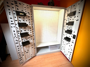 Image 2 for Grote replica kast (slot, verlichting, gaatjesbord, winkelhaken)