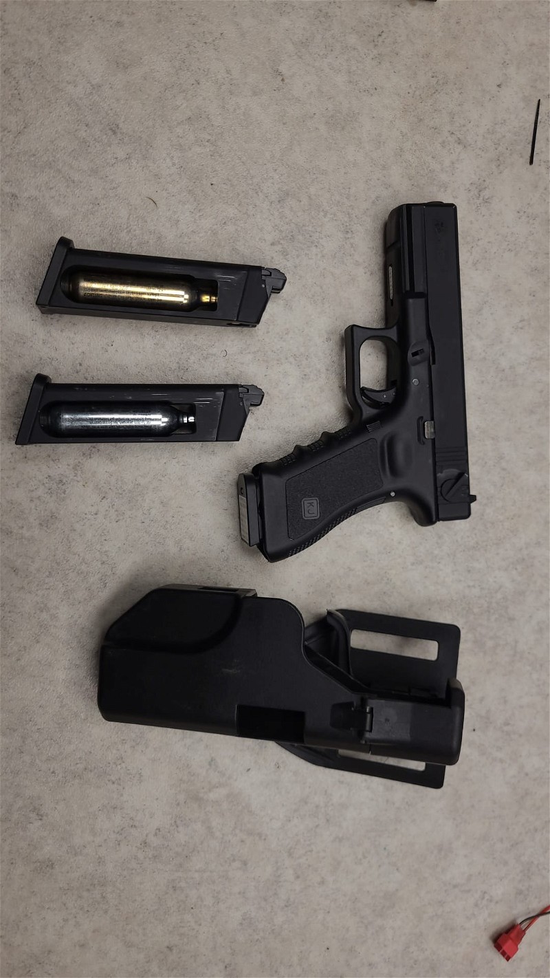 Afbeelding 1 van KJW Glock 18c met 3 mags en een holster