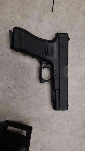 Afbeelding 2 van KJW Glock 18c met 3 mags en een holster