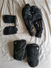 Afbeelding van elbow en kneepads, handschoenen