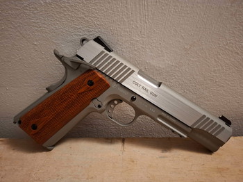 Imagen 2 de CYBERGUN Colt M1911 Rail Gun - Co2 - GLOEDNIEUW