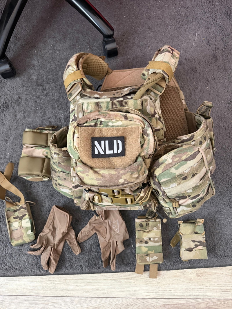 Imagen 1 de Warrior assault plate carrier met gewichten + Camelbak + extra Pouches + Handschoenen