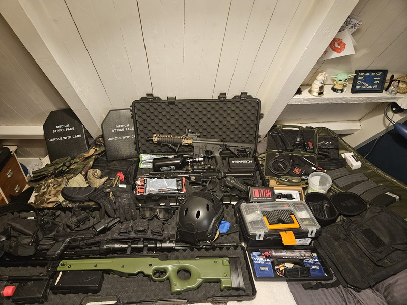 Image 1 for Volledige airsoft kit te koop (goed onderhouden) + gratis MP5 & M16 (kapot)