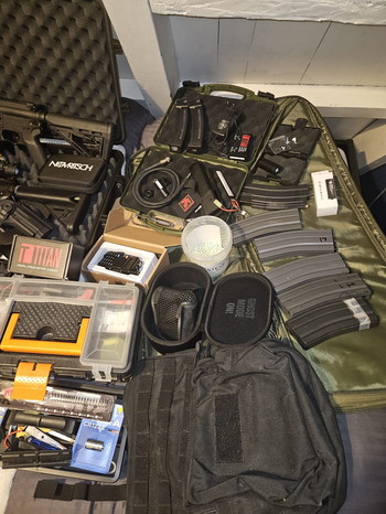 Afbeelding 2 van Volledige airsoft kit te koop (goed onderhouden) + gratis MP5 & M16 (kapot)
