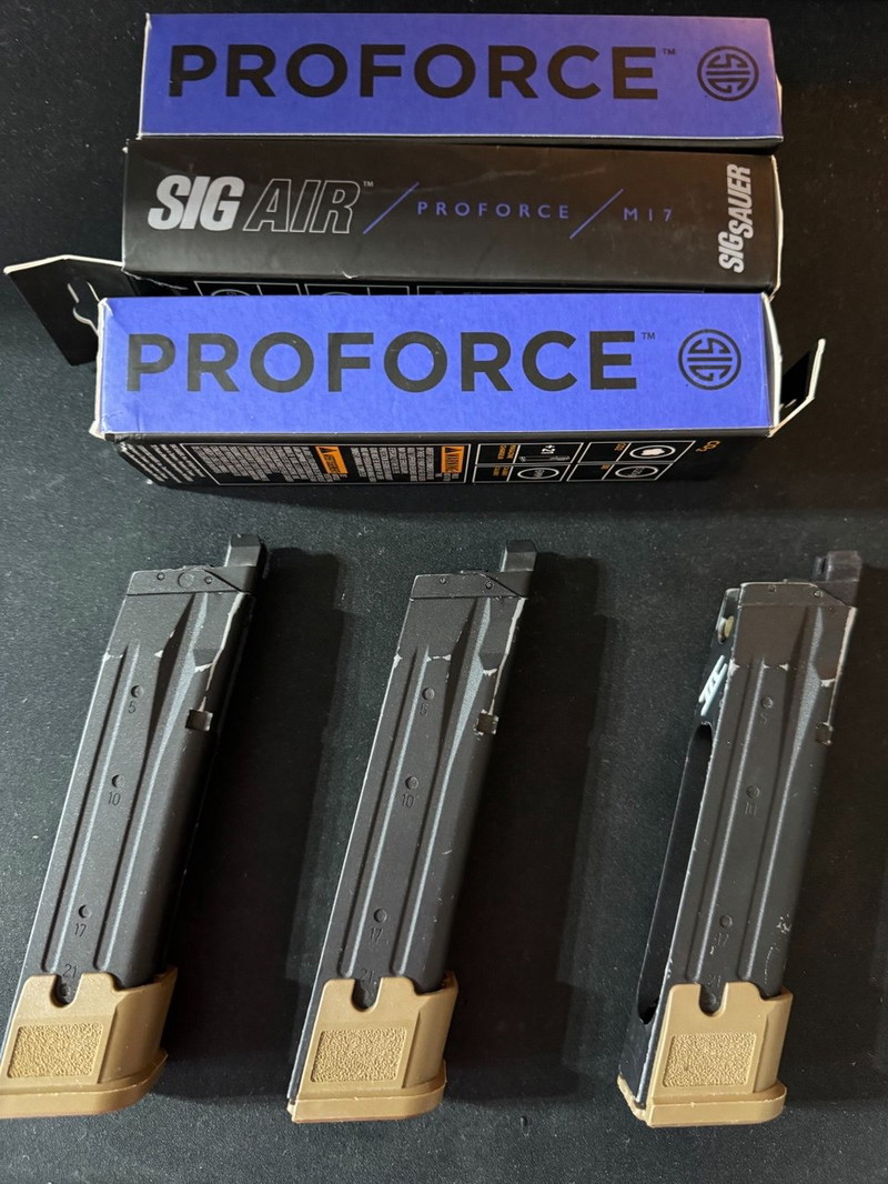 Image 1 pour P320 M17/M18 - CO2 Magazines + Spare Feed Lips