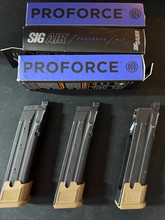 Image for P320 M17/M18 - CO2 Magazines + Spare Feed Lips