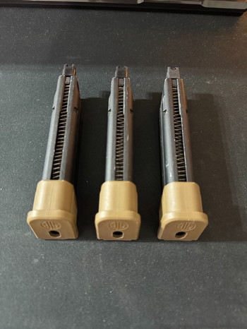Image 2 pour P320 M17/M18 - CO2 Magazines + Spare Feed Lips