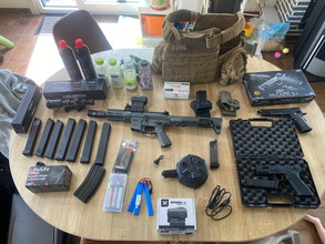 Afbeelding van Lot airsoft materiaal (ARP9 Battle grey, Tokyo Marui Hi Capa 5.1, Novritsch SSP18, WAS Plate Carrier)