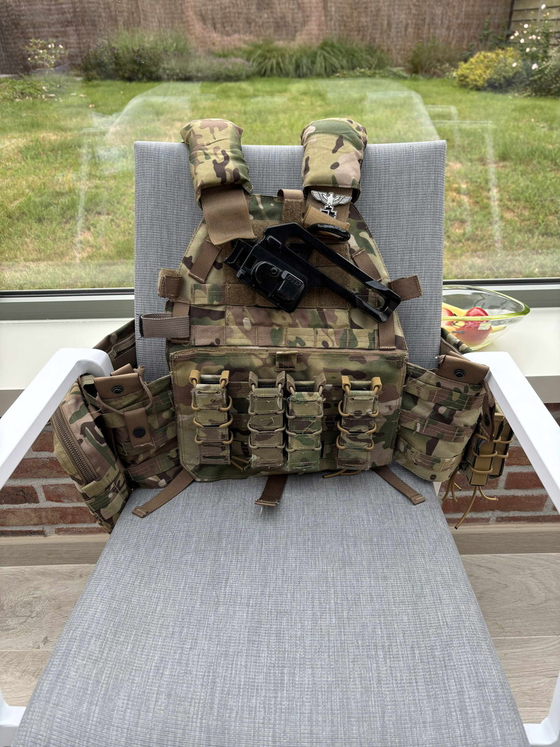 Image 1 for Invader Gear Plate Carrier met verschillende pouches multicam