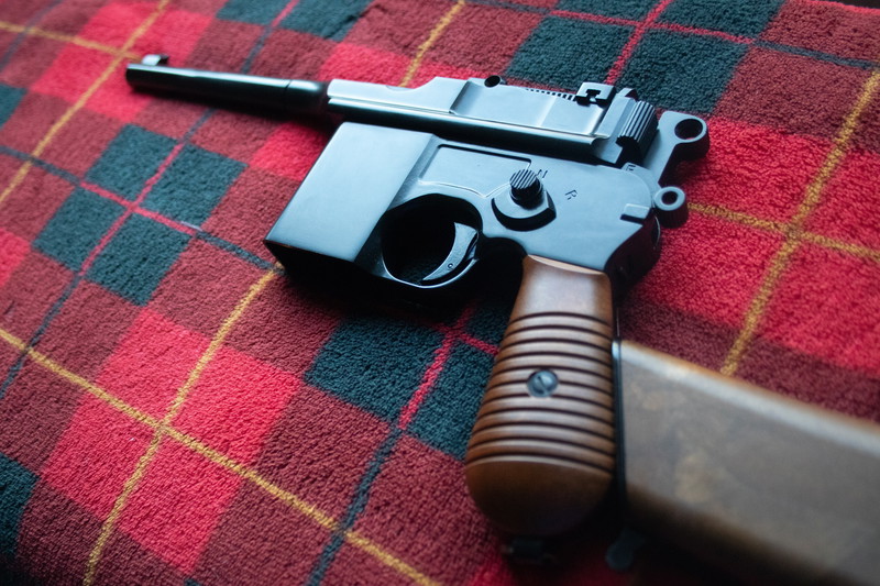 Afbeelding 1 van Mauser C96 WE-M712 met kolf/holster + 3 long magazines met 2 pouches + gratis 2 geprinte stripperclips
