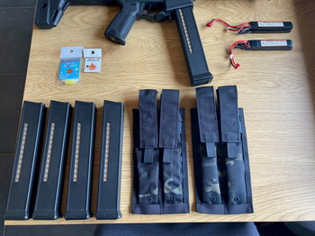 Afbeelding 2 van double eagle utr45 met extra mags en pouches alles in nieuwstaat