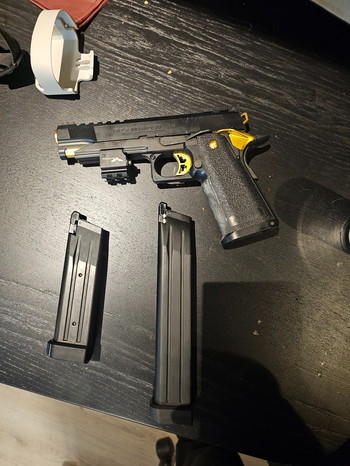 Afbeelding 2 van TM Gold Match met magazijn + extended mag. 1 Skirm mee gespeeld.