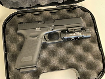 Afbeelding 2 van ONGEBRUIKT | Glock 17 gen 5 (gas) met Olight en  originele koffer