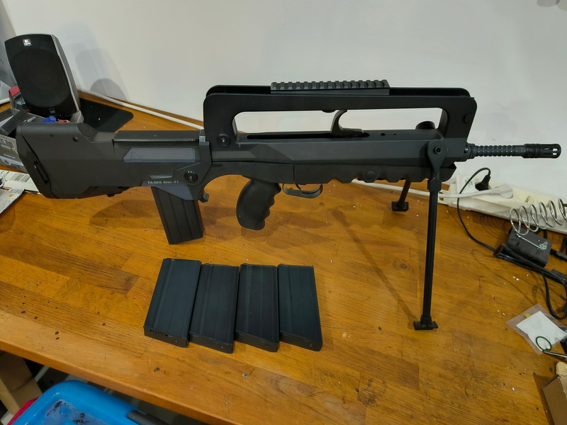 Image 1 for Custom Cybergun F1 EVO Famas met rail en magazijnen