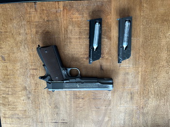 Image 2 pour (Colt) 1911 van cybergun.  Met twee magazijnen (lek)