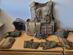 Afbeelding van Airsoft collectie (6x replica, beschermende kleren en overige uitrusting) te koop