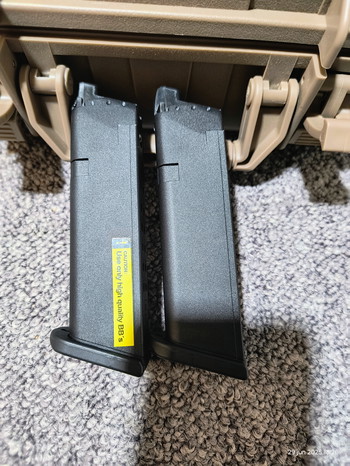 Image 2 for 2 glock g17 magazijnen.
