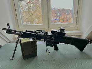 Bild für A&K H.M.G.43 (MK43/M60E4) LIGHT MACHINE GUN REPLICA + EOLAD LASER DESIGNATOR OPTIC + ORIGINAL BOX