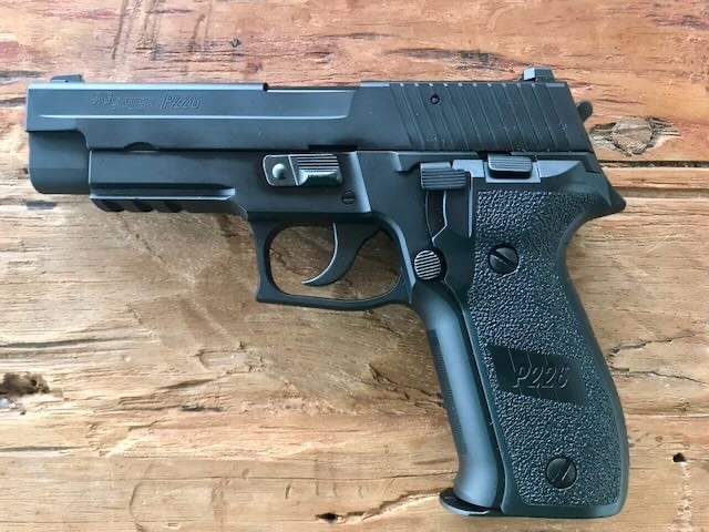 Image 1 for SIG SAUER P226 - TOKYO MARUI (2 magazijnen+wapenkoffer)