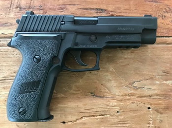 Afbeelding 2 van SIG SAUER P226 - TOKYO MARUI (2 magazijnen+wapenkoffer)