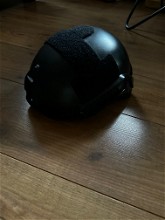 Afbeelding van Twee zwarte helmen