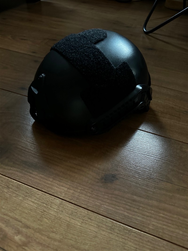 Image 1 for Twee zwarte helmen