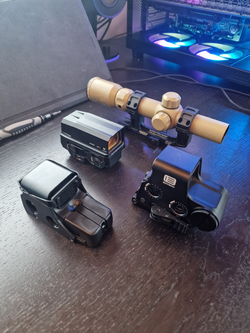 Afbeelding 1 van Verscheidene optics te koop (AIM-O LPVO, AIM-O UH 1 gen 2, 2x Eotech replicas)