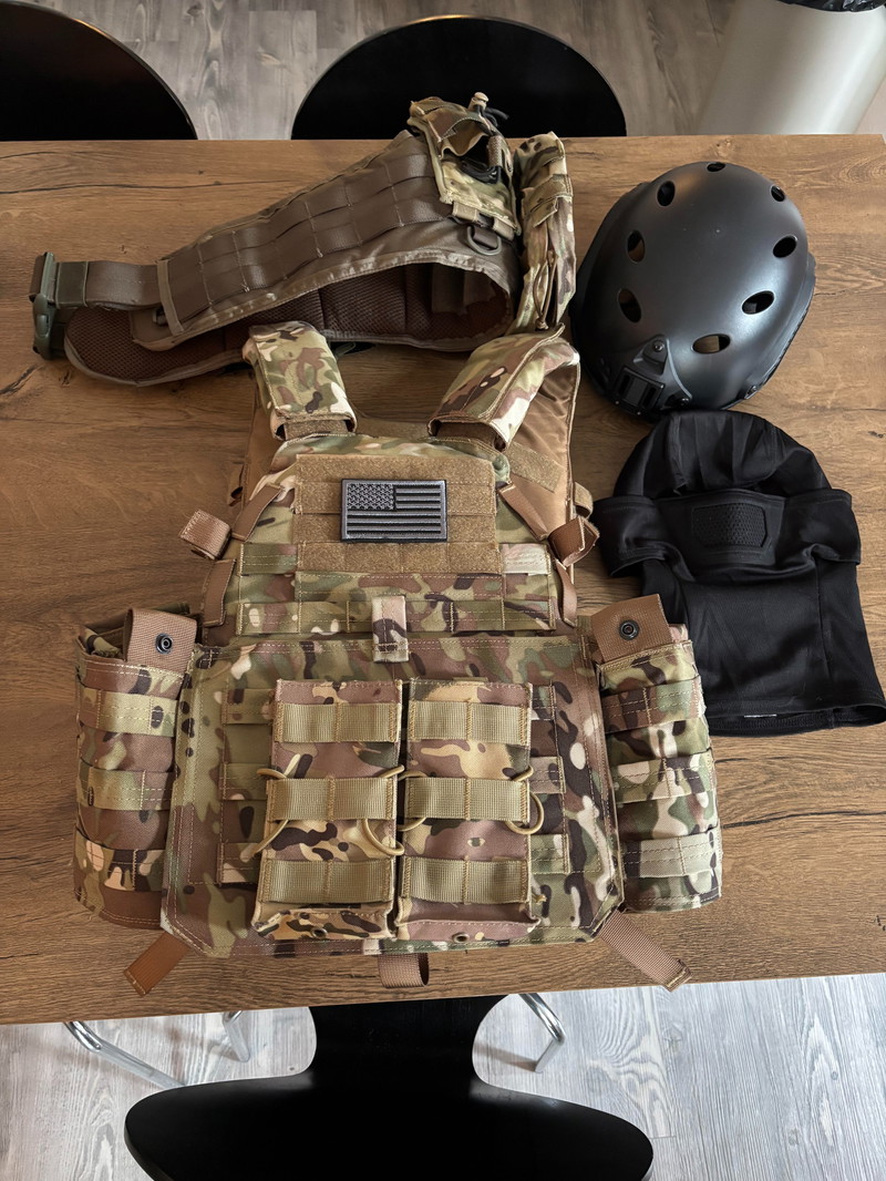 Imagen 1 de Plate Carrier, Assault belt, helm en bivakmuts met mond bescherming.