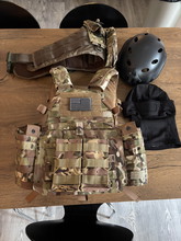 Image pour Plate Carrier, Assault belt, helm en bivakmuts met mond bescherming.