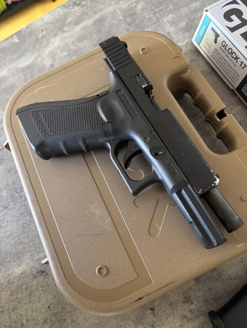 Imagen 2 de Glock 17 GBB - 2 mags - holster  - case - originele doos