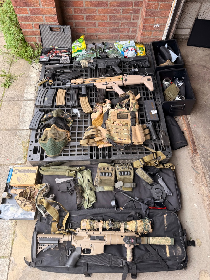 Image 1 for Complete airsoft set met 3 replicas kleding gear en accessoires