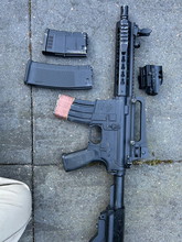 Afbeelding van Specna Arms m4 with 3 mags and a red dot