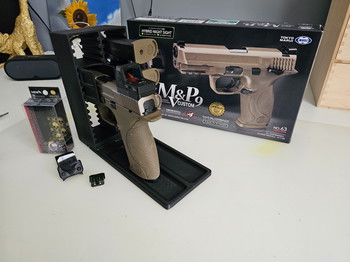 Afbeelding 2 van Tokyo Marui Smith Wesson M&P9 V Custom met red dot.