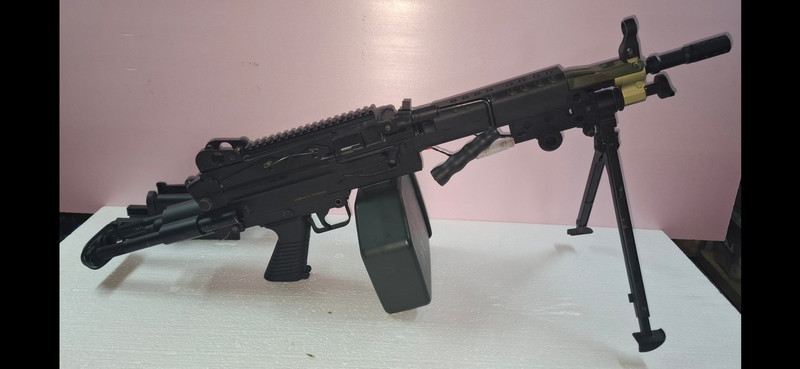Afbeelding 1 van Groot airsoft lot met FN Minimi - SCAR, FNC, pistolen, munitie en gear