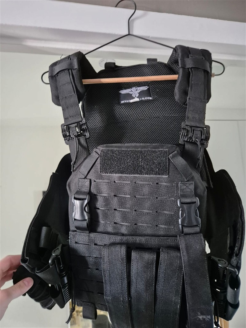 Afbeelding 1 van INVADER GEAR platecarrier + pouches + tactical belt.