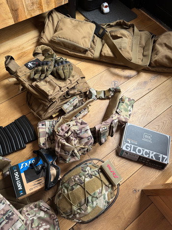 Afbeelding 2 van Complete Airsoft set met 1 Replica & 2 Handwapens