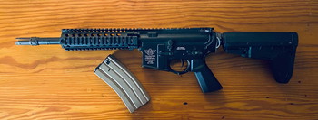 Afbeelding 2 van M4/Bolt AEG (Airsoft Replica van een ‘Classic Semi-Automatic Rifle for Law Enforcement and Military Use.’)