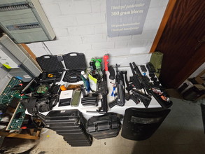 Image pour Volledige airsoft gear en replicas nieuwprijs 3101 euro vraagprijs 1800 euro.