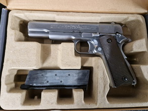 Bild für Colt 1911 Silver full metal GBB Co2 Cybergun - compleet met extra magazijn en accessoires