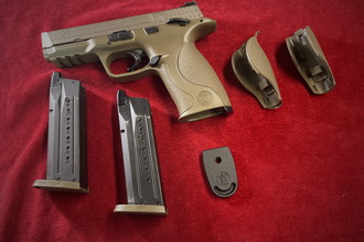 Afbeelding van Smith & Wesson Licensed M&P 9 Pistol Replica - Tan + 2 mags en grip linings